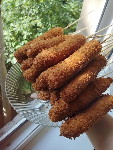 хруст: Корндоги на шпажках - Аппетитные корндоги: сочная сосиска, покрытая — 6