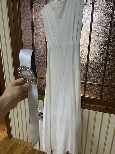 məzun donlari: Ağ rəngli zərif uzun don + bəzəkli kəmər dəsti. - Model: çiyinləri — 2