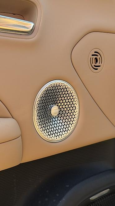 GAC: Черный кроссовер/внедорожник с просторным салоном и бежевой кожаной — 8