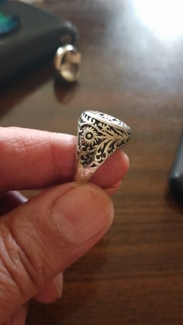 Üzüklər: Kişi üzükləri poladdan, gümüşdən hec seçilmir. Giyməti bir ədədinə — 8