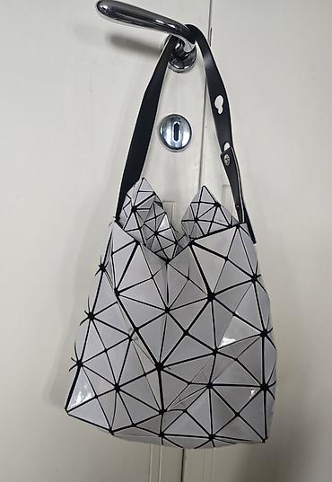 Torbe: Bao Bao Issey Miyake Prism Matte bag. Prelepa torba, koja se sama — 9