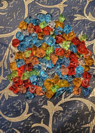 Süni güllər: 800 ədəd rəngarəng akril bəzək daşları