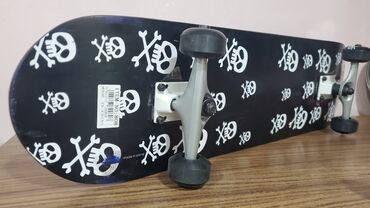 Çaydanlar: Skateboard – qara rəngdə, kəllə-sümüklü naxışlı dizayn Продаю скейт