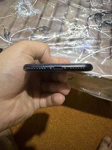 Apple iPhone: IPhone SE 2020, Qara — 6