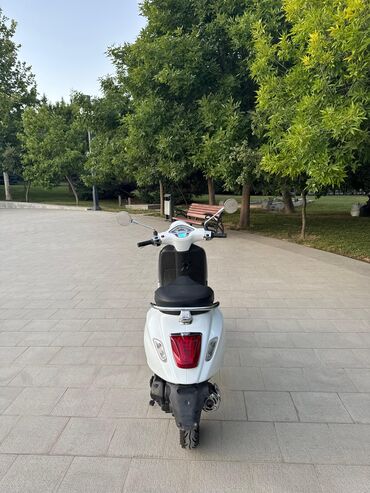 Mopedlər,skuterlər: Ağ rəngli şəhər skuterı - Korpus: klassik retro dizayn, ağ rəng, xrom — 7