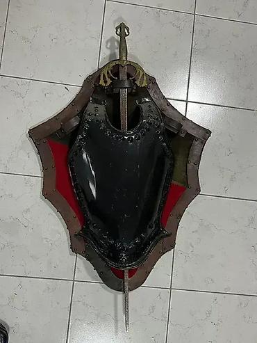 cipelarnik komoda: Štit i mač 103 x 65 cm (zidni ukras) Dobro stanje. Lično preuzimanje — 5