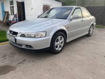 Honda: Продается серебристый седан Honda Accord,2001г.в об 2 в кузове есть