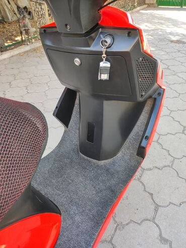 Скутеры: Скутер 50–125 см³ (карбюраторный, вариатор). Яркий красно‑чёрный — 9