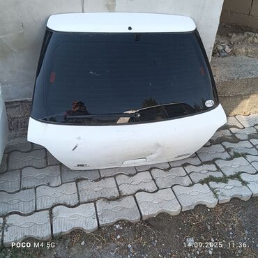авто лобовое стекло: Крышка багажника в сборе для хэтчбека (белая). Особенности: - Стекло