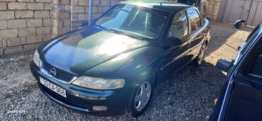 радиатор охлаждения опель вектра б: Tünd yaşıl rəngli sedan Opel Vectra avtomobili. Yüngül lehimli
