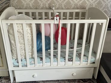 детский 2 этажный кровать: Белая деревянная детская кроватка с рейками по периметру обеспечивает