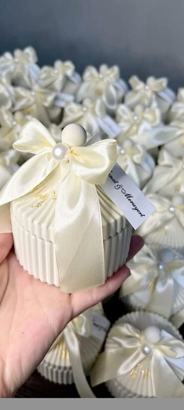 коробки для новогодних подарков: Небольшие круглые коробочки с крышкой, украшенные лентой, шариком и