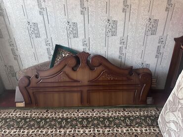 складные шкафы для одежды: Классическая двуспальная кровать с изголовьем и ортопедическим