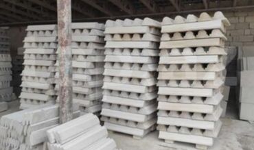 Digər tikinti materialları: Ağ rəngli, dekorativ fasad elementləri. Evlərin və digər binaların