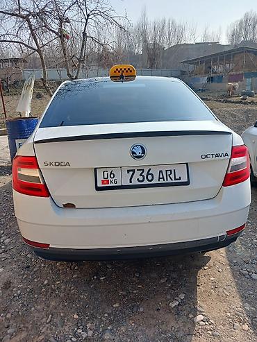 бут массаж: Такси на белом седане Skoda (рестайлинг) с жёлтым фонарём на крыше. - — 3