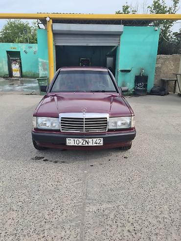 190 pribor: Mercedes-Benz 190 (W201) sedan, tünd bordo rəngdə. Xüsusiyyətlər: - — 4