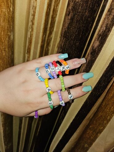 Üzüklər: Muncuqlu üzükler bürclerle cütü 1 manat,sadesi 0,50 qepik.her rengi — 6