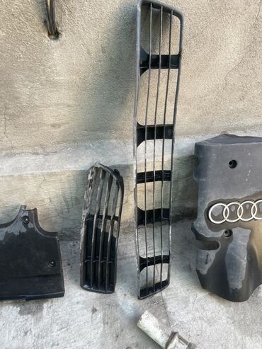 запчасти ауди 100 с3: Решетка радиатора Audi 1998 г., Оригинал