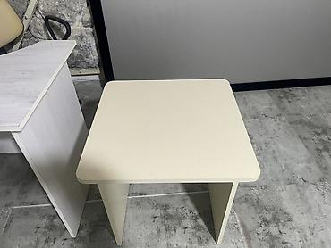 perla masa: Kvadrat formalı, krem rəngli kiçik masa - Minimalist dizayn, yumru — 1