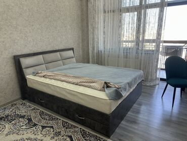 двуспальная кровать трансформер: Двуспальная кровать, Б/у, С ящиком для хранения, длина - 2 см