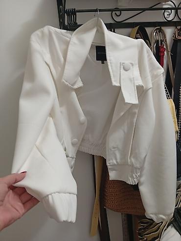 bele svecane bluze: Beli ženski kratki jaknić/blejzer SevenDay, veličina S. - Model — 3