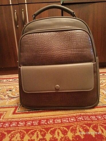 вместительная сумка: Продаю рюкзак! новый! Материал кожа, цвет серый.удобный
