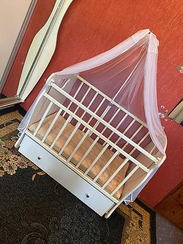 bunk bed: Детская кроватка из светлого дерева с маятниковым механизмом для — 2