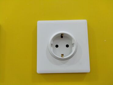 şarj cihazı: Divarda quraşdırılan elektrik rozetkası ağ rəngdədir və iki pinli