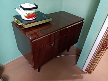 стол с двумя ящиками: Отдам даром комод-тумбу, состояние хорошее. Длина 90 Ширина 45,5