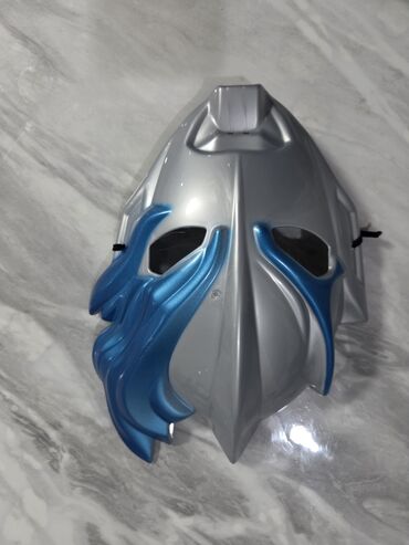 Карнавальные костюмы: Карнавальная маска в серебристом цвете с синими акцентами. Дизайн — 2