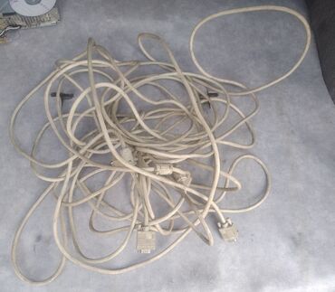 VGA кабели 2 штуки по 10 метров. 
500 сом за оба