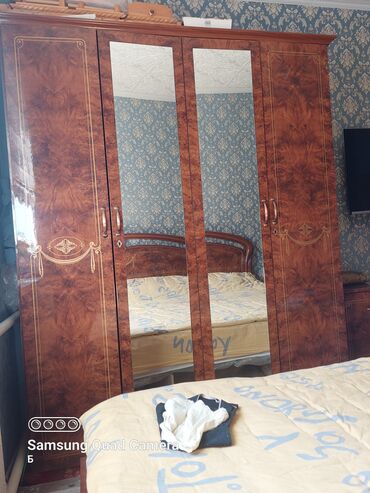 шкаф с зеркалом: Спальный гарнитур, Двуспальная кровать, Шкаф, Комод, Б/у
