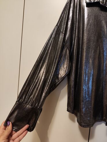 Bluze: Dve ženske bluze u nežnim neutralnim tonovima. 1) Puder‑roze bluza: - — 8