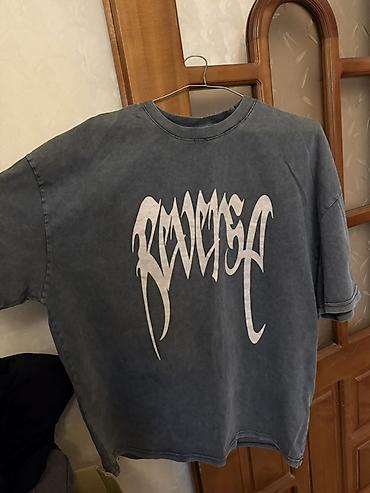 Qrafik printli unisex T‑shirt - Rəng: köhnə effektli tünd boz
