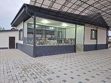 продаю дом село арал: Просторный современный дом с большой крытой террасой и ухоженным — 1