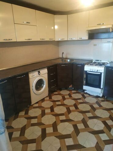 Həyət evləri və villaların satışı: Satış üçün həyət evi. Yerdən kürsili,geniş 3otaq və 1zal, əşyalarla — 17