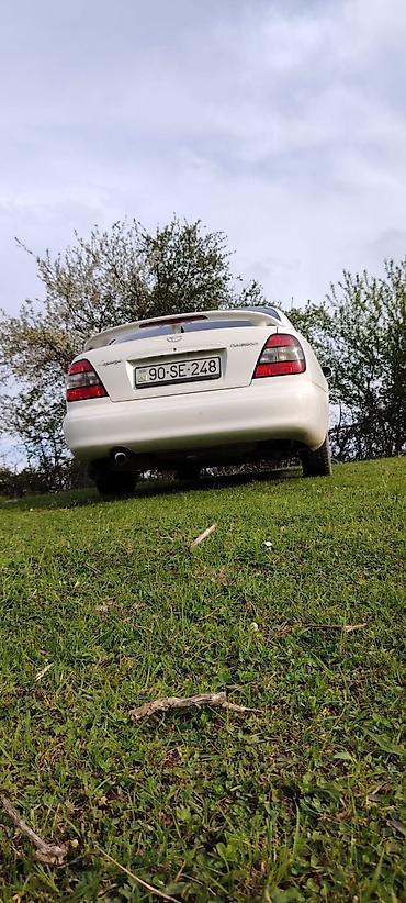 Daewoo: Daewoo Leganza, ağ rəng, sedan. Ön tərəfdən geniş xrom radiator — 6