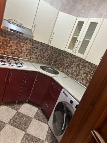 Mənzil kirayələyirəm: 4mərtəbəli binanın 4cü mərtəbəsində 2 otaqlı, əşyalı,hər bir şəraiti — 6