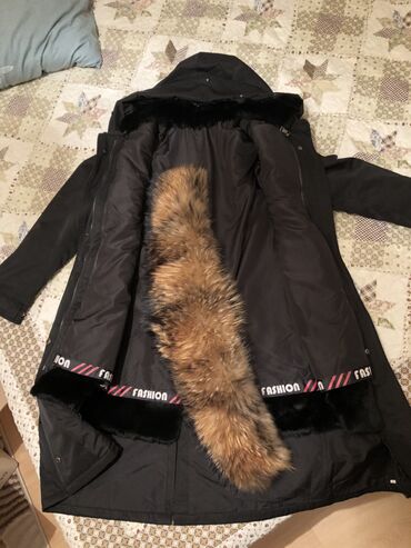 куртки парка: Зимняя куртка парка, внутри кролик, мех богатый. Одевала один сезон. в
