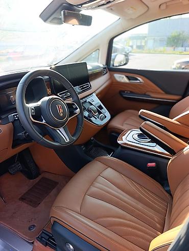 Другие автомобили: Премиум класс Минивэн Hongqi HQ9 📆 Год: 2023 11 🚙 Комплектация — 11