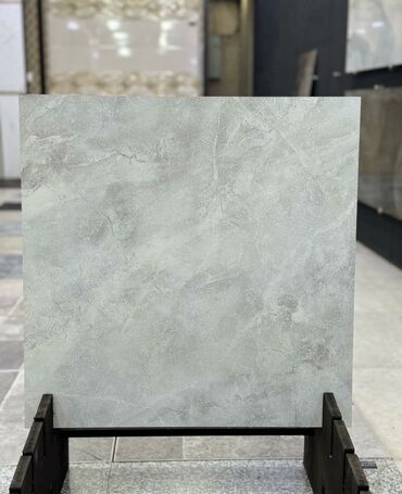 Kafel və metlax: Boz rəngdə, mərmər teksturalı kvadrat formalı keramik plitə. Bu plitə