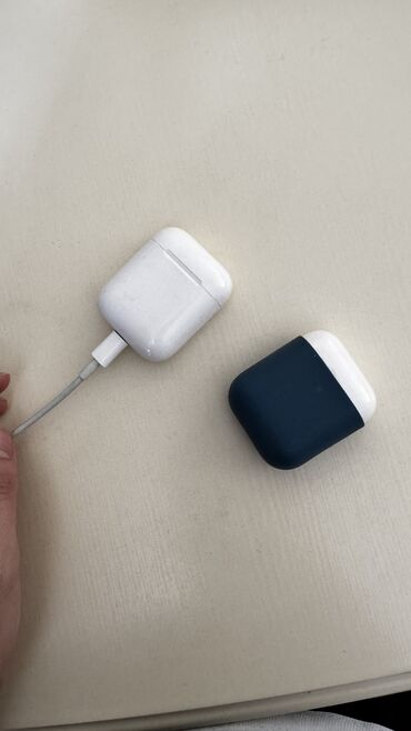 Наушники: Продам 2 пары наушников apple airpods 2 оригинал. Имеются коробки и