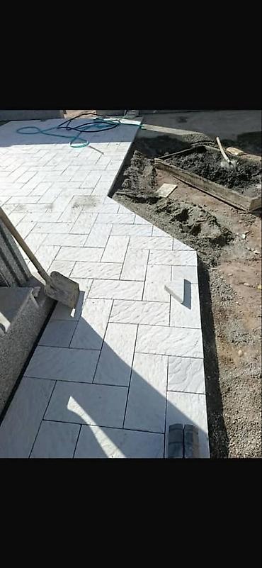 установка бордюра: Укладка тротуарной плитки и благоустройство двора - Профессиональная — 2