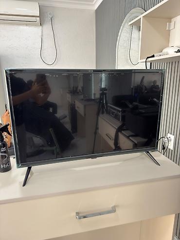 Телевизор с плоским экраном, диагональ около 32–40". Узкие рамки