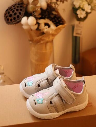 обувная ложка: Продается новая детская обувь. Бежевые сандалии, размер 13см, цена