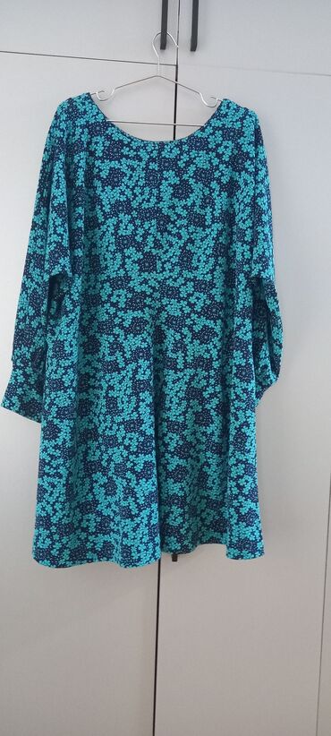 Köynək və bluzalar: Tünd rəngdə, qızılgül naxışlı qadın tunikası. Bu tunika v-yaxalı və — 7