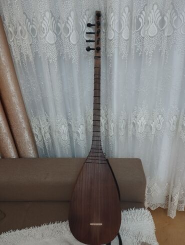 Gitaralar: Saz yeni ideal vəzyətdədiristifadəolunmayıb. Gəncəli Asif ustanın el