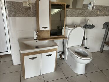 Santexnika: Ağ və ağac rəngli hamam mebeli dəsti, inteqrasiya olunmuş lavabo