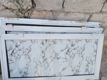 Fortoçkalar: Ağ rəngdə, şüşəli pəncərə çərçivəsi. PVC materialdan hazırlanmış