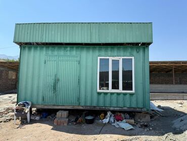дом продаю: Прочный металлический контейнер зеленого цвета, переоборудованный для